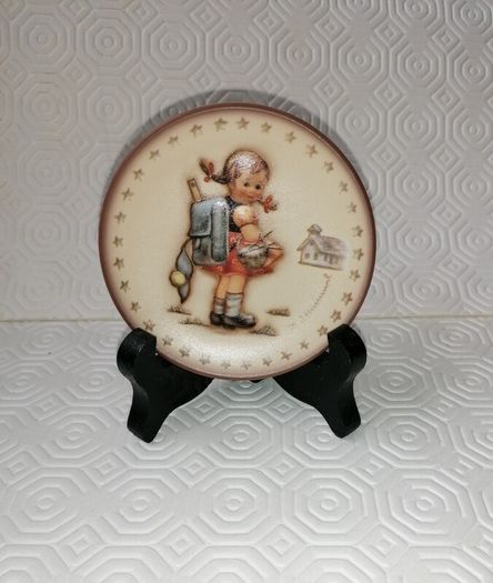 Hummel Mini Plate 1980 "School Girl"