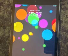 iPad 9.7 (2017) 5th Gen 32GB - WiFi + 4G - Space Grey