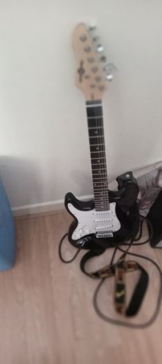 lefthand electric guitar and 20 watts amp