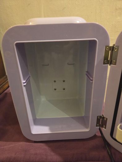 Yashe Hot and Cold Mini Fridge - Drinks, Skincare, Medicine
