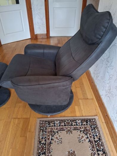 Recliner chair and footrest