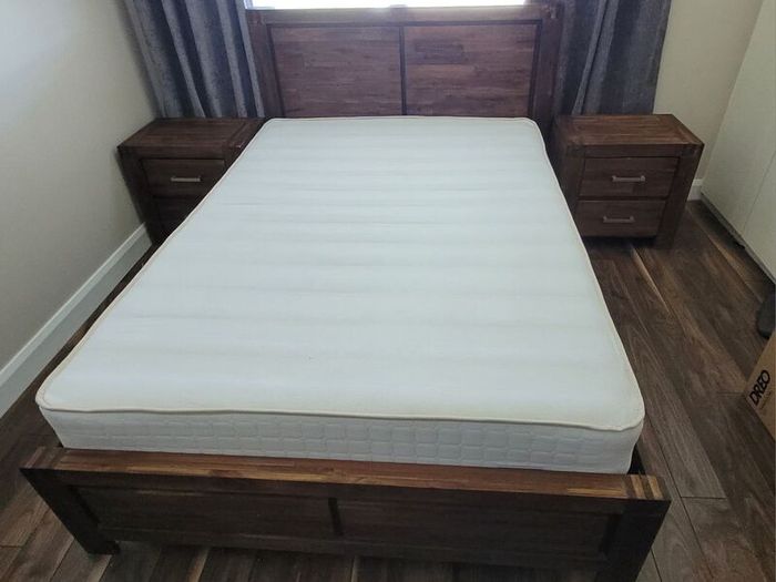 Double bed & 2 lockers