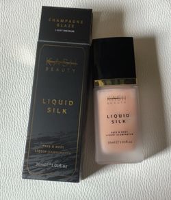 Kash beauty liquid silk face & body illuminator shade champagne glaze light / medium 30ml
