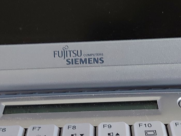 Rare Vintage Fujitsu Siemens Lifebook, E Series, FPC07048B Part number CP127259, Running Windows 2000 Professional, uses 3.5 floppy disk, 20GB HDD, amd all the connecting Ports from 30 years ago Era