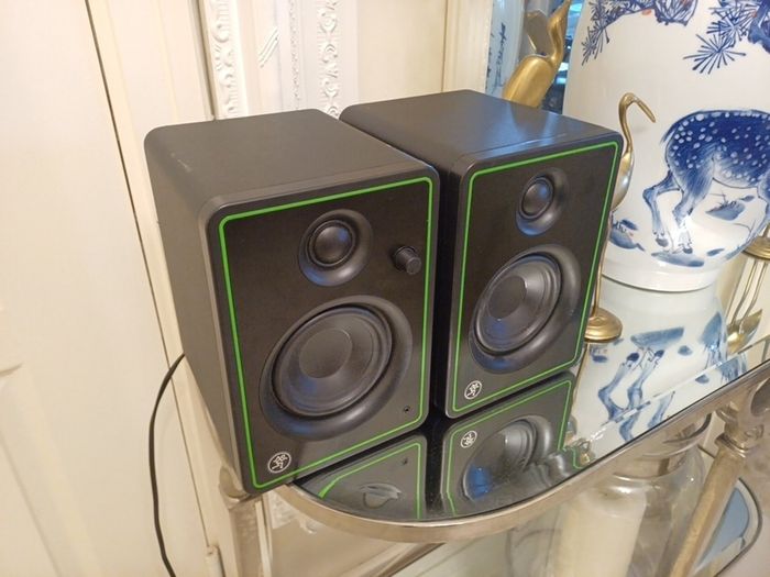 Mackie powered Speaker studio monitor