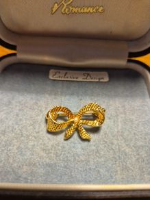 Small vintage ribbon brooch