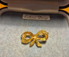 Small vintage ribbon brooch