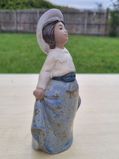 Vintage NAO by Lladro 1987 Girl Figurine