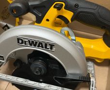 De Walt Cordless Circular Saw & extra blade