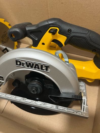 De Walt Cordless Circular Saw & extra blade