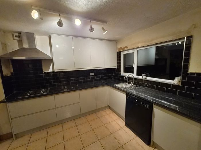 Carpenter Handyman kitchen fitter Flat pack specialist