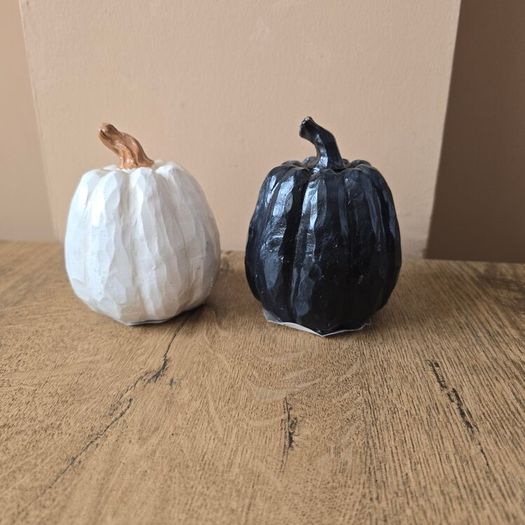 2 halloween pumpkins