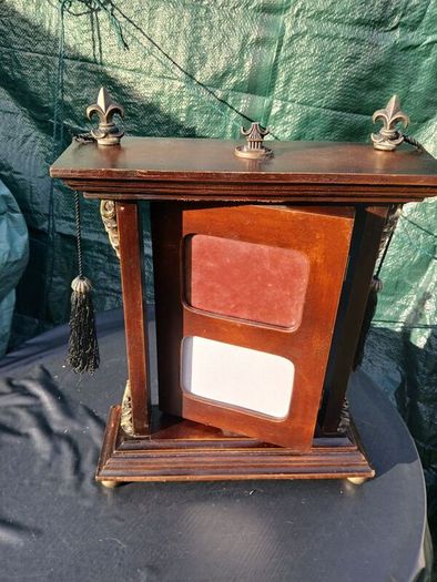 Gorgeous Wooden Vintage/Antique Curio Photo Table Cabinet