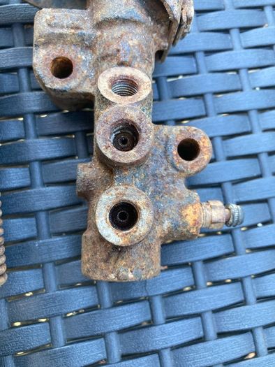 Mitsubishi Pajero/Shogun 2.8TD - V26/V46 (11/1993-02/2000) - Brake Load Sensing Valve
