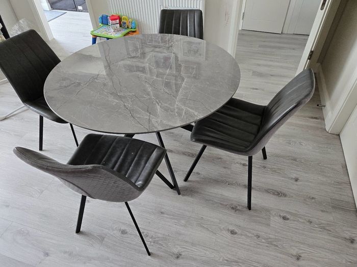 120 cm Round dining table and 4 chairs