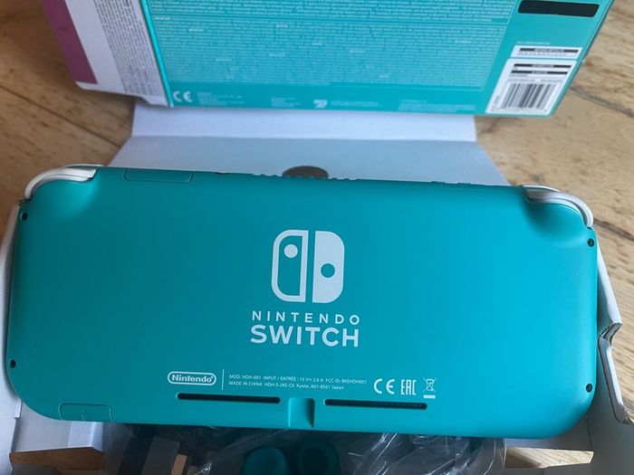 Nintendo Switch Lite 32gb Excellent Condition with Charger and Box.
