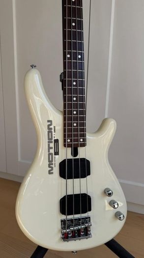 1988 Yamaha Motion B medium scale Bass