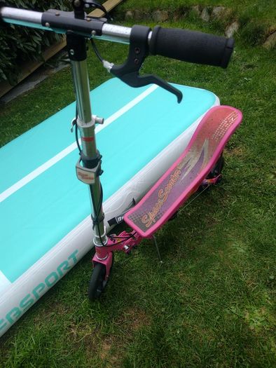 Space Scooter - Pink.(Foldable)+ 2 Kids skate pads set.Excellent working condition