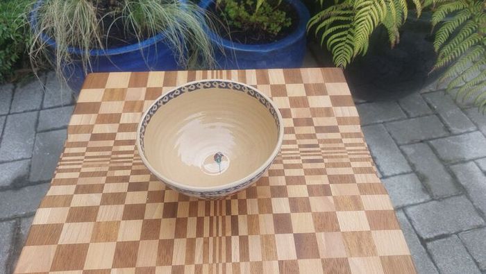 Beautiful Nicholas Mosse Medium Bowl in the Popular but Discontinued Kilfane Rose Pattern, Circa 1996-2004