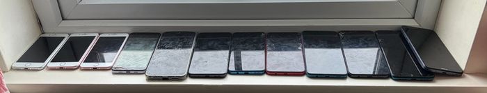 Job lot of 12 phones, 6 phone cases and 6 loose parts