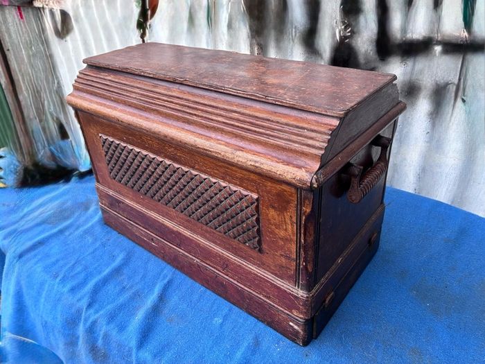Singer sewing machine with case