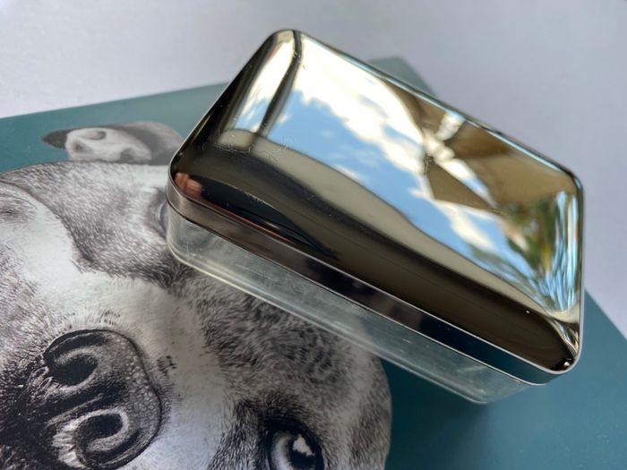 small 1950's shaver box to hold blades