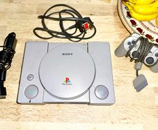 Sony PlayStation 1 SCPH-7502 with Dual Shock Analog Controller