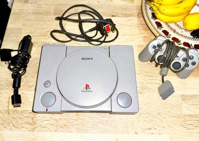 Sony PlayStation 1 SCPH-7502 with Dual Shock Analog Controller