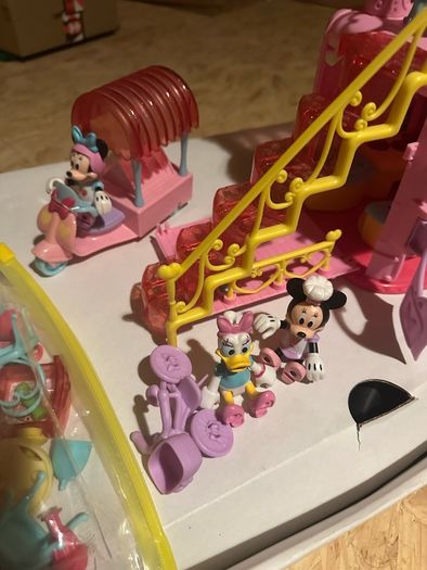 MINNIE AND DAISY Restaurant with bike