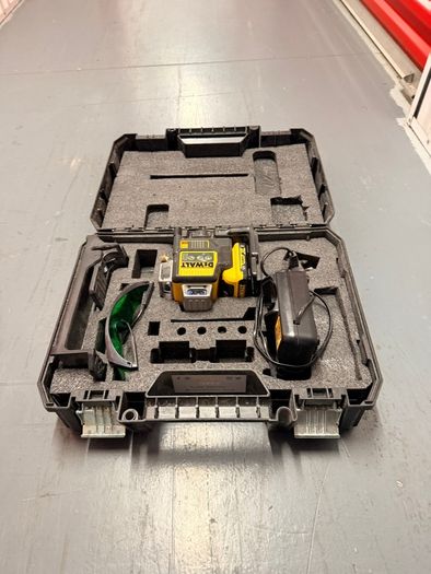 Dewalt 3 way self levelling Green Laser with Battery and case