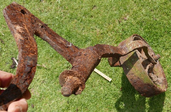 ANTIQUE FORGED IRON FARM WHEEL Rustic Garden Art Beautiful to Display in Your Garden
