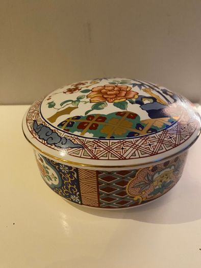 Japanese Imari ware  large 6 inch lidded dish