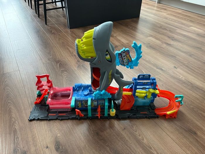 Hot Wheels Ultra Shark Car Wash
