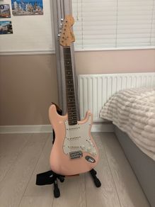 Squire Stratocaster Shell Pink Electric Guitar