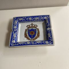 Chateau De Versallies crest vintage  ash tray