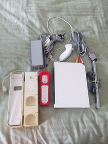 Wii Console in great condition and working order plus charging station plus Mario games collection