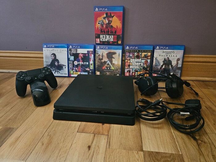 Playsation 4 + Remote,Headphones and 6 Games
