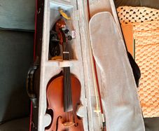 Full Size Violin with case, shoulder rest and tuner