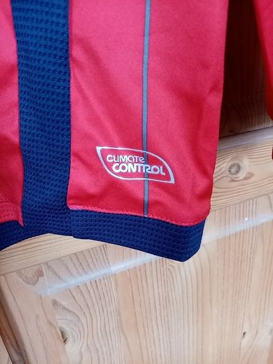 West Bromwich Albion Football Shirt, 09/10. Long Sleeve. Vintage 2009-10. Size M Medium. genuine Umbro WBA away Jersey Red stripe football shirt top baggies premiership.