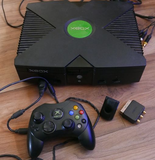 Microsoft Original Xbox Console Bundle (works well)
