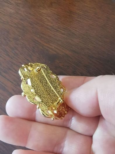 Cameo brooth