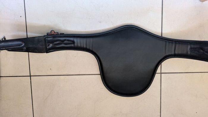 Kentucky Horsewear stud girth black