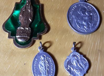 group of  four vintage religious medals (g), tub 3