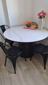 round kitchen table
