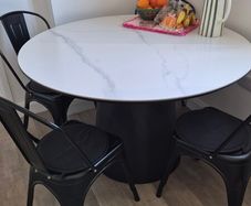round kitchen table