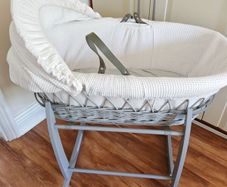 Dimple Grey Wicker Moses Basket White / With Deluxe Rocking Stand