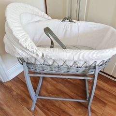 Dimple Grey Wicker Moses Basket White / With Deluxe Rocking Stand