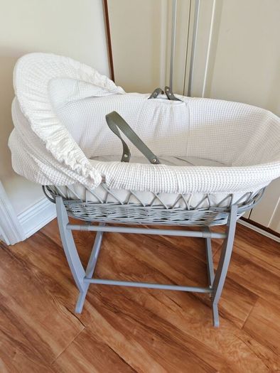 Dimple Grey Wicker Moses Basket White / With Deluxe Rocking Stand