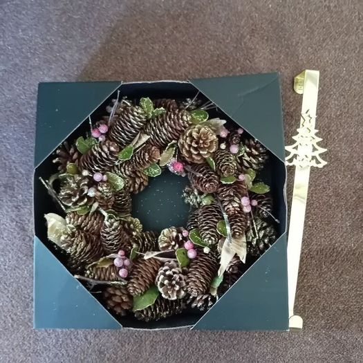 12" Xmas wreath and hanger