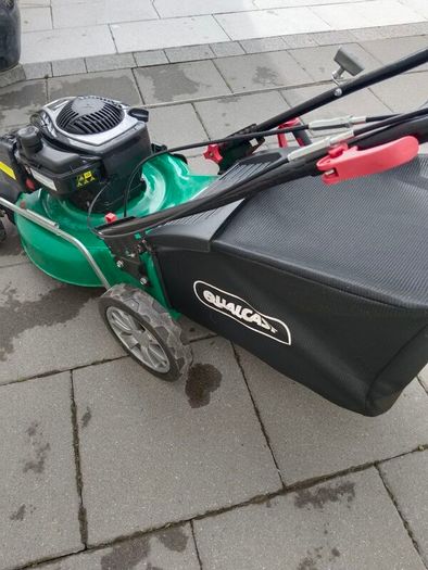 Self drive lawnmower with Briggs and Stratton engine 500 E series 140 cc in excellent working condition which starts the first pull.